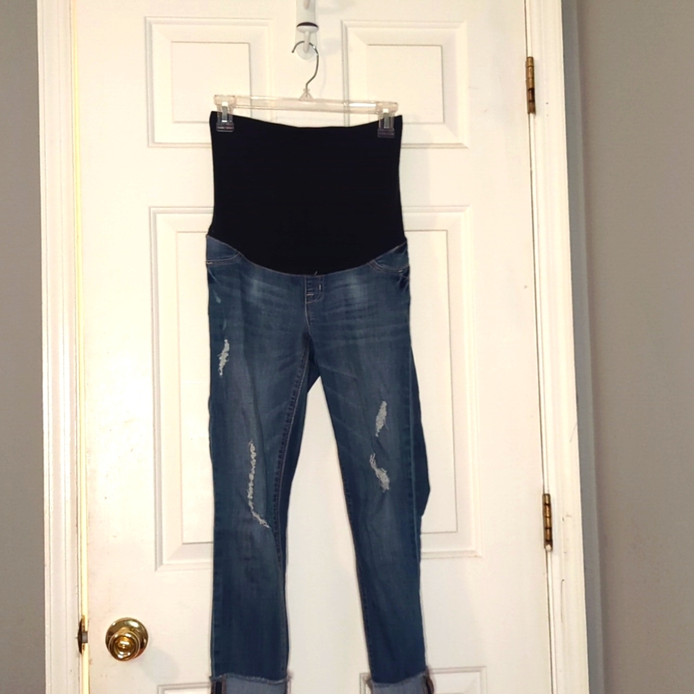 Maternity cropped, distressed jeans. Brand: 1822 Size: 2/26